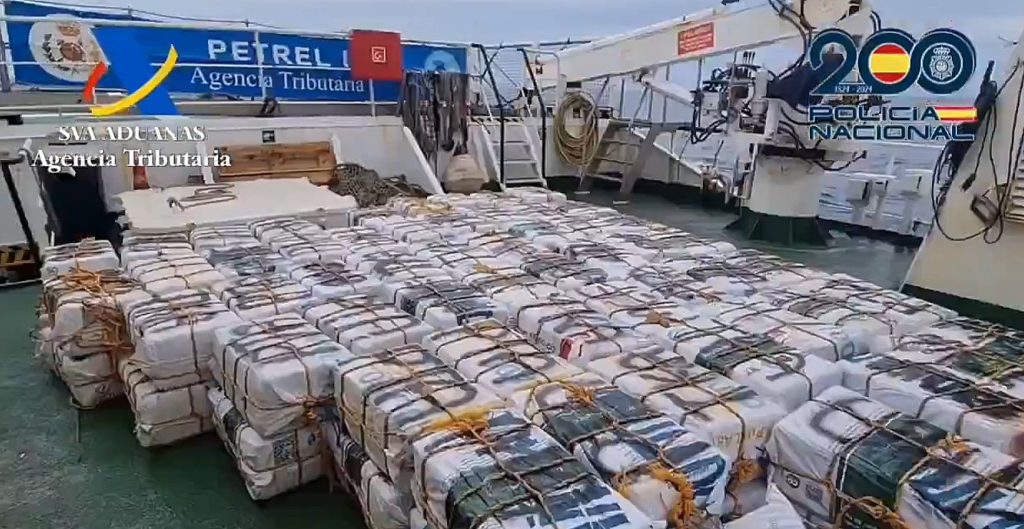 intervenidos-mas-de-3.300-kilos-de-cocaina-en-un-pesquero-que-navegaba-sin-luces-hacia-espana