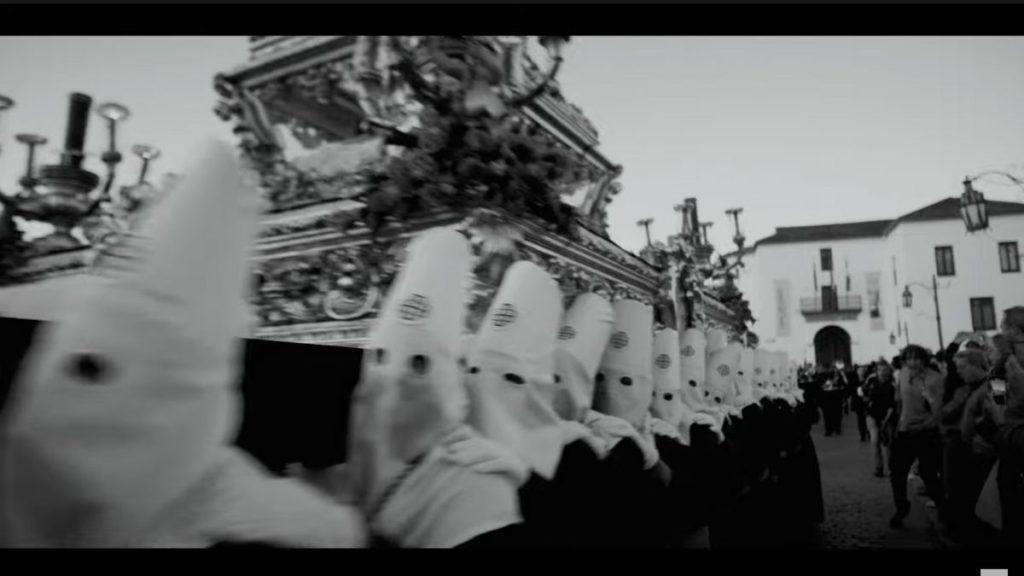 the-revelation:-john-cleese-siente-la-revelacion-del-‘andalusian-crush’-en-este-spot