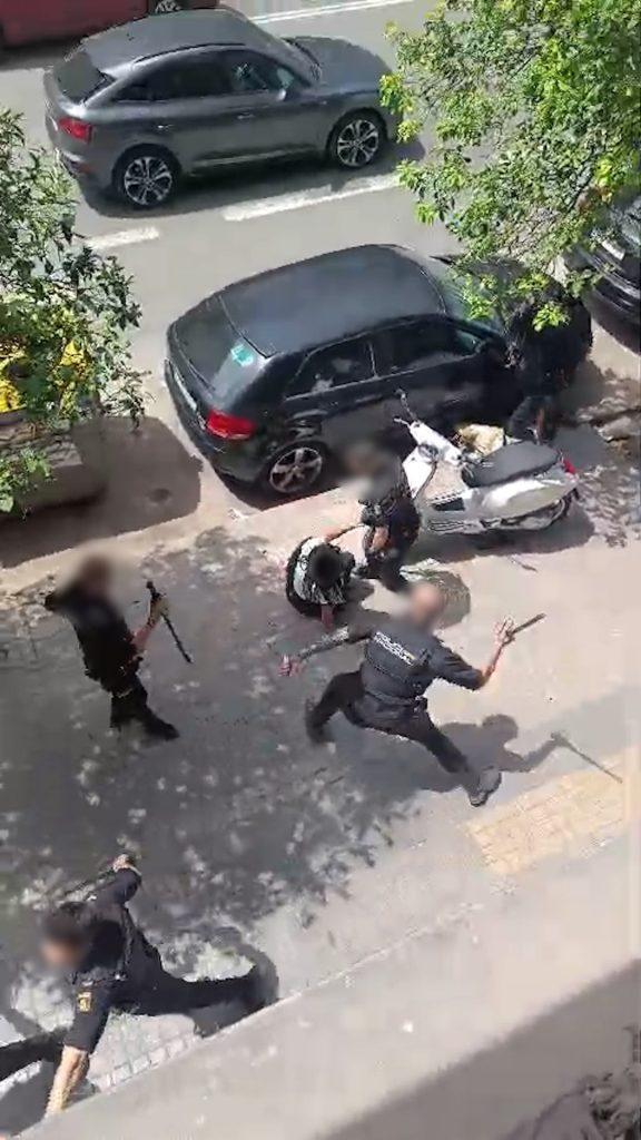las-imagenes-de-una-violenta-intervencion-policial-en-valencia-desatan-la-polemica-en-redes