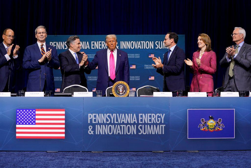 trump-anuncia-una-inversion-privada-de-92.000-millones-de-dolares-en-energia-e-innovacion-para-dar-la-batalla-de-la-ia-a-china
