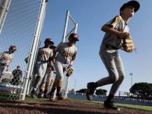 pequenas-ligas:-joven-de-12-anos-es-suspendido-por-hacer-“bat-flip”