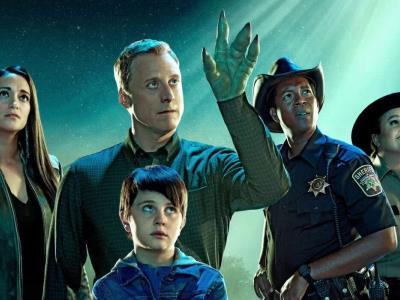 resident-alien:-elenco-se-despide-en-comic-con-tras-cancelacion