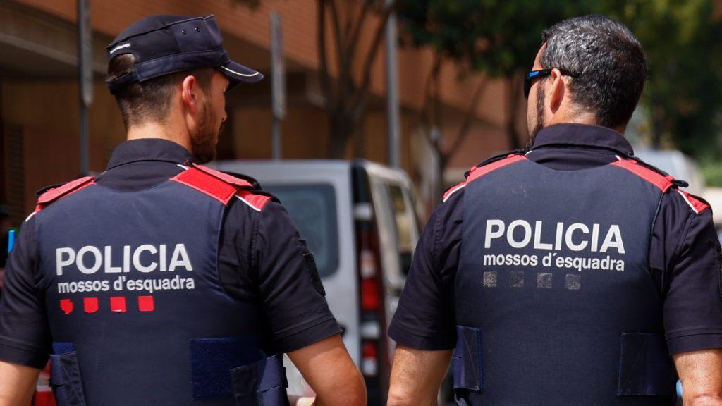 la-policia-local-abate-a-un-hombre-que-ha-entrado-armado-con-un-cuchillo-en-la-comisaria-de-montornes