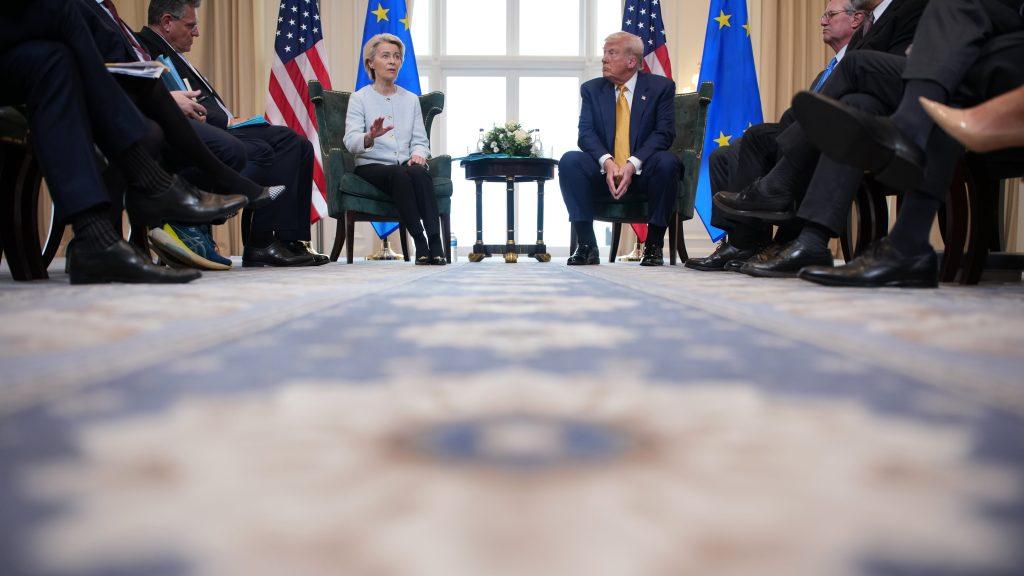 la-ue-se-resigna-a-un-arancel-del-15%-a-sus-exportaciones-para-cerrar-un-pacto-comercial-con-estados-unidos