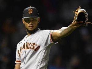 mlb:-yanquis-refuerzan-bullpen-con-camilo-doval;-santana-se-queda