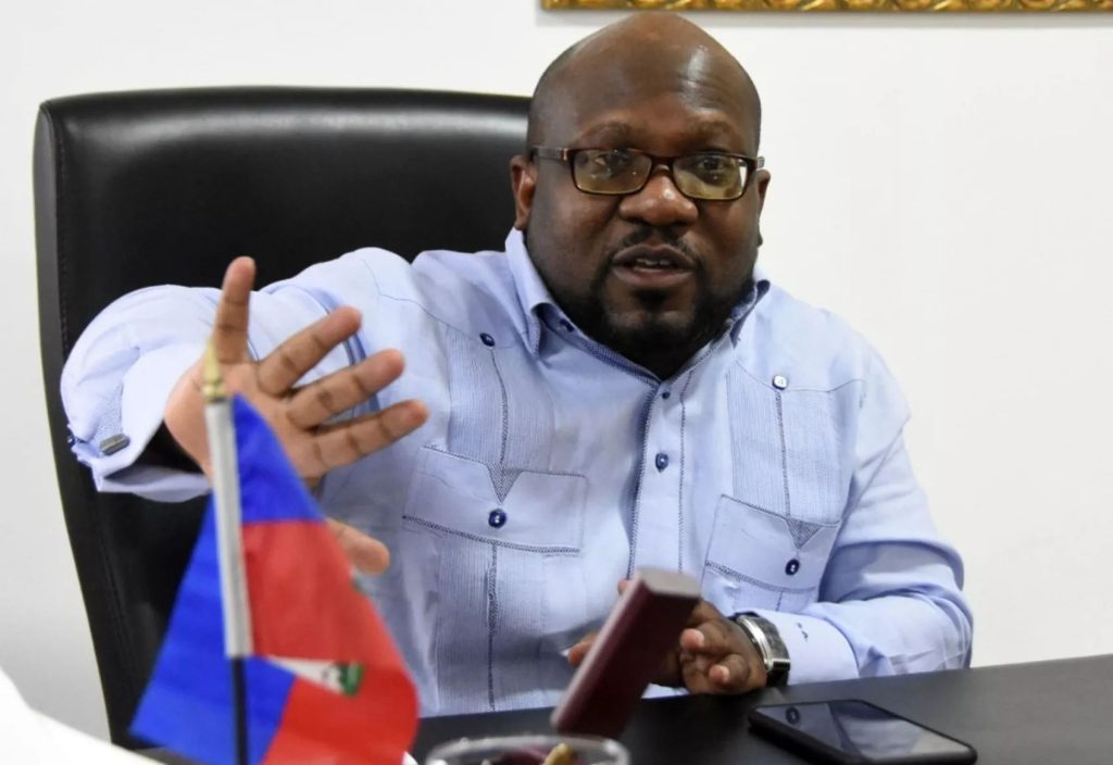 dgm-retuvo-a-miembro-del-consejo-de-transicion-de-haiti-tras-ingresar-sin-sellar-pasaporte