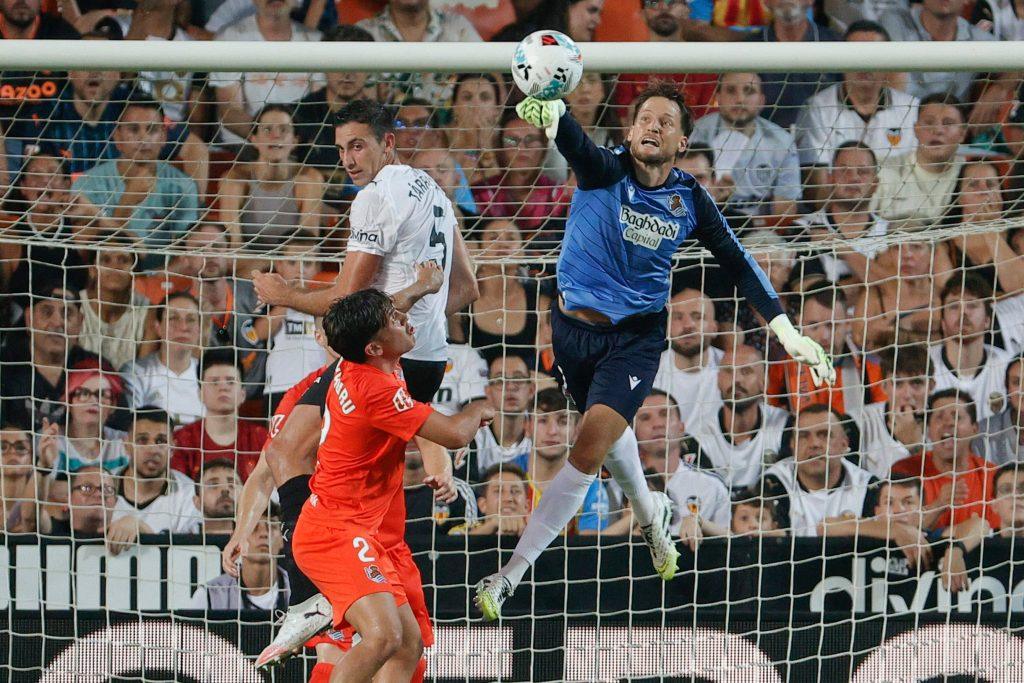 valencia-y-real-se-reparten-los-puntos-en-una-noche-pesada-y-sin-rodaje
