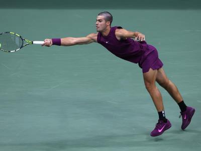 tenis:-alcaraz-avanza-y-djokovic-evita-caida-en-el-abierto-de-ee-uu.
