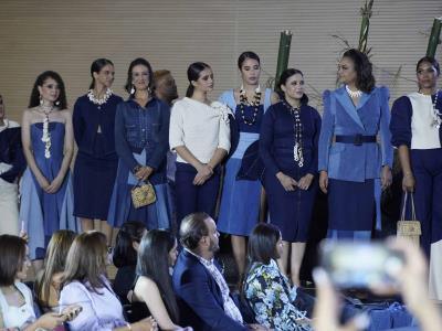 nina-vasquez-transforma-el-denim-con-“piel-azul-2025″