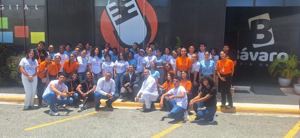 Imagen relacionada con Más de 50 jóvenes participan en charla motivacional con Darian Vargas en Bávaro Media Group