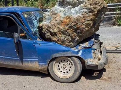 roca-cae-sobre-vehiculo-en-la-avenida-del-puerto-jarabacoa