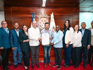 declaran-a-manny-perez-como-“hijo-adoptivo”-de-santiago