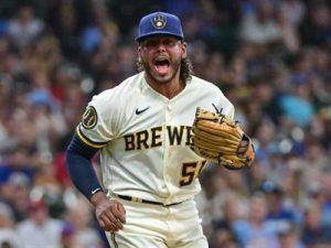 mlb:-freddy-peralta-logra-triunfo-de-milwaukee-y-chourio-lesionado
