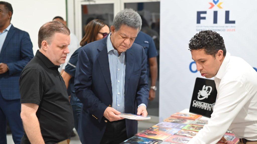 leonel-fernandez-visita-la-feria-del-libro-2025-y-felicita-a-roberto-angel-salcedo