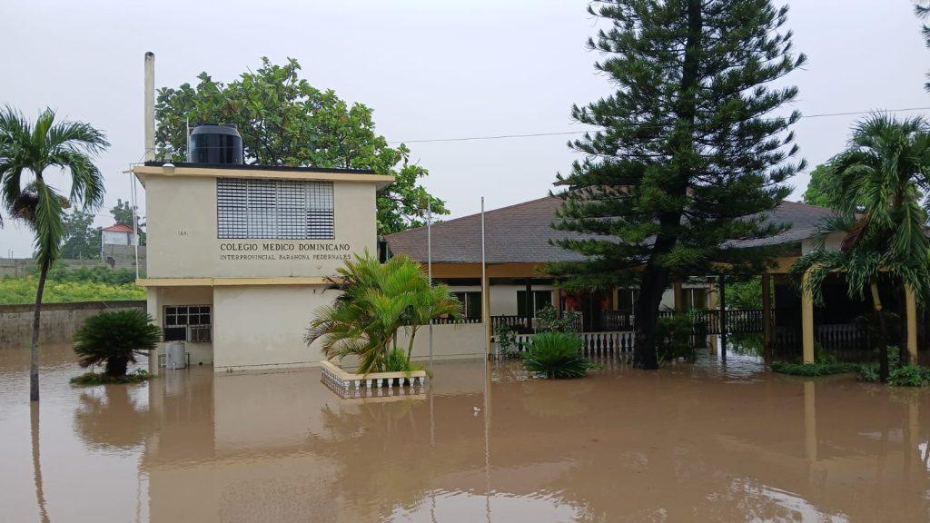 fuertes-lluvias-causan-inundaciones-en-el-colegio-medico-dominicano-de-barahona