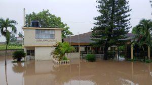 fuertes-lluvias-causan-inundaciones-en-el-colegio-medico-dominicano-de-barahona