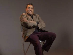 miguel-cespedes-y-raymond-presentan-de-tal-palo,-tal-astilla