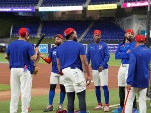una-dominicana-blindada-de-pie-a-cabeza-inicia-ruta-al-clasico-mundial