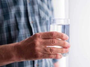 la-falta-de-agua:-el-enemigo-silencioso-del-adulto-mayor