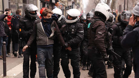 Extirpan un testículo a un hombre tras ser atacado por un policía durante las protestas en París
