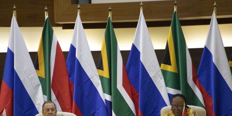 lavrov-visita-sudafrica-y-afianza-la-alianza-entre-ambos-paises
