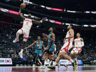 VIDEO | Rockets ganan a Pistons duelo entre los peores de la NBA
