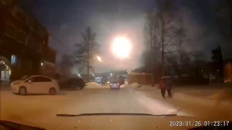 videos:-un-meteorito-sobrevuela-la-ciudad-siberiana-de-krasnoyarsk-y-se-estrella-en-las-afueras