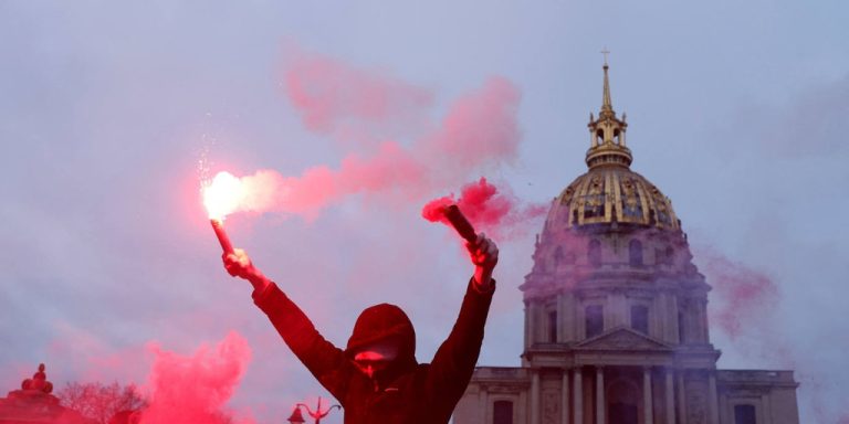 la-protesta-contra-la-reforma-de-las-pensiones-incendia-francia