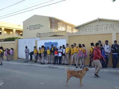 protesta-por-grietas-y-filtraciones-en-escuela-de-santiago