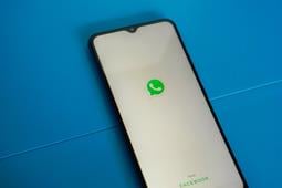 WhatsApp ahora permite cambiar el pie de un vídeo o una foto antes de reenviarlo en su versión para Android