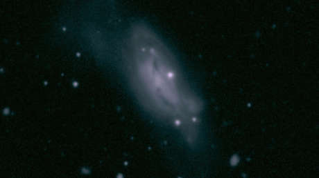 descubren-a-dos-agujeros-negros-masivos-«cenando»-los-restos-de-una-fusion-de-galaxias