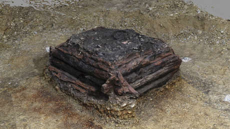fotos:-descubren-un-pozo-de-los-deseos-de-3.000-anos-de-antiguedad-con-mas-de-100-objetos-adentro