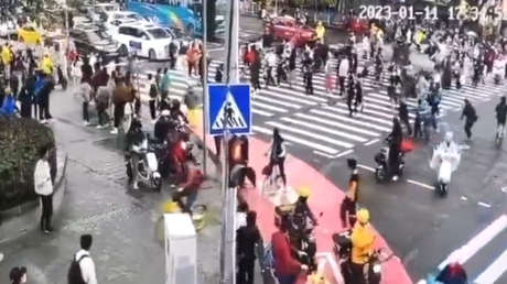 un-conductor-embiste-a-una-multitud-y-luego-arroja-montones-de-dinero-en-china-(video)