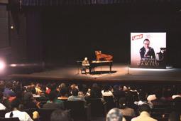 michel-camilo-comparte-su-experiencia-de-40-anos-de-musica-con-200-estudiantes-dominicanos