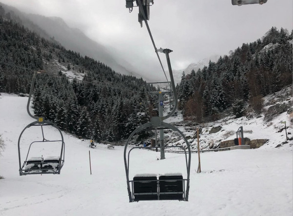 una-estacion-de-esqui-del-pirineo-cierra-al-no-poder-producir-nieve
