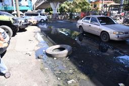 Ciudadanos denuncian cúmulo de agua en avenida 27 de Febrero