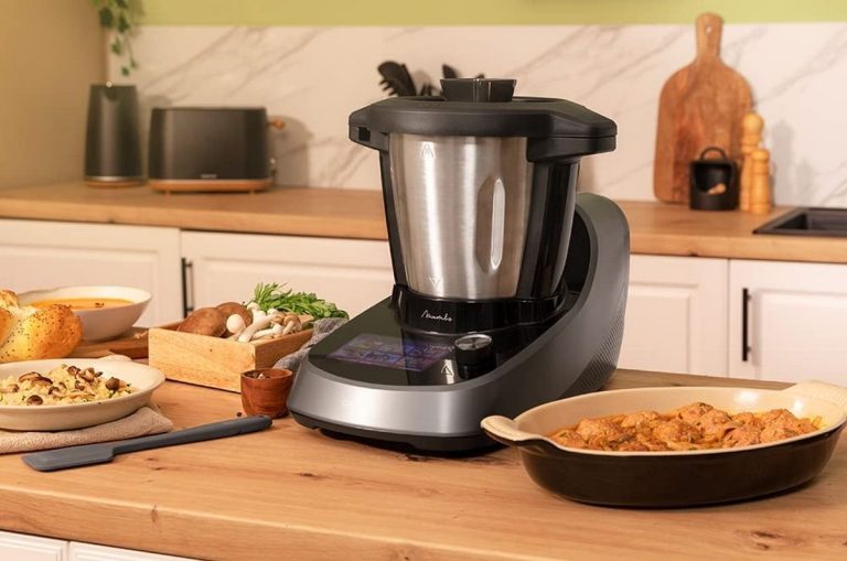 este-robot-de-cocina-de-cecotec-tiene-pantalla-integrada-con-recetario,-y-200-euros-de-descuento