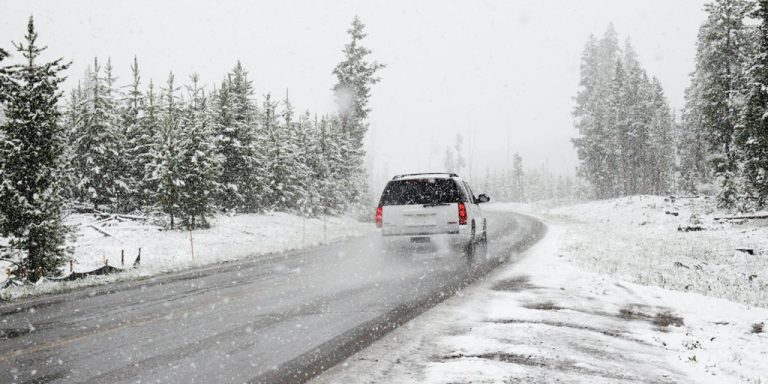 la-dgt-alerta-sobre-como-actuar-si-nos-pilla-una-nevada-en-carretera