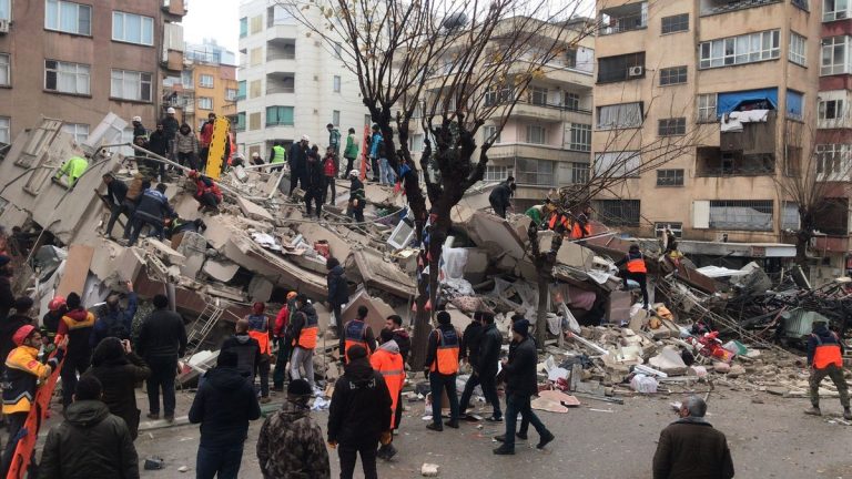 turkey-earthquake-–-live:-death-toll-crosses-600-in-turkey-and-syria-as-thousands-injured