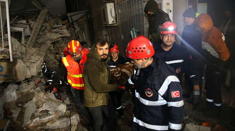 Rescatan a un niño turco de 3 años que permaneció 22 horas entre los escombros luego de los fuertes terremotos (VIDEO)