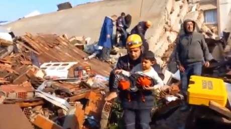 el-conmovedor-encuentro-con-2-ninos-rescatados-con-vida-de-los-escombros-del-terremoto-en-turquia-(video)