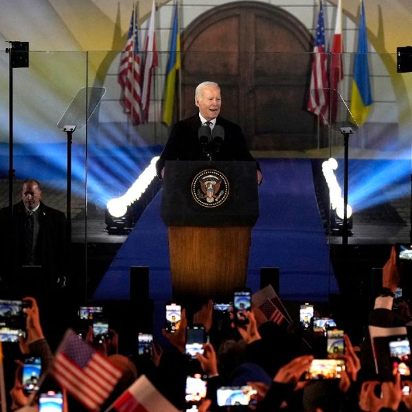 Las 5 cosas que debes saber este 22 de febrero: Biden lanza un grito de guerra desde Varsovia