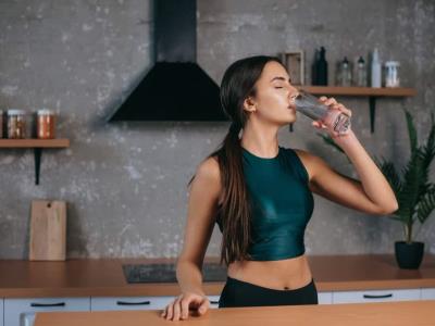 Cómo incorporar el hábito de beber más agua