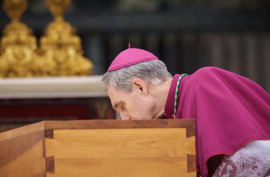 El secretario personal de Benedicto XVI busca a 5 para entregarles la herencia
