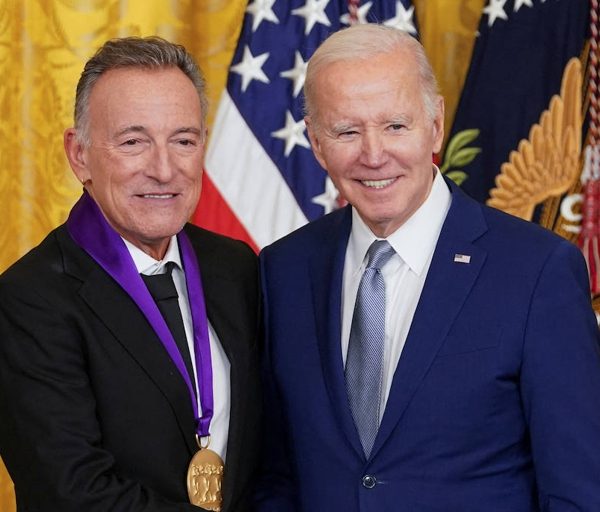 Biden entrega la medalla de las artes a Springsteen: «Bruce, algunas personas simplemente nacieron para correr»