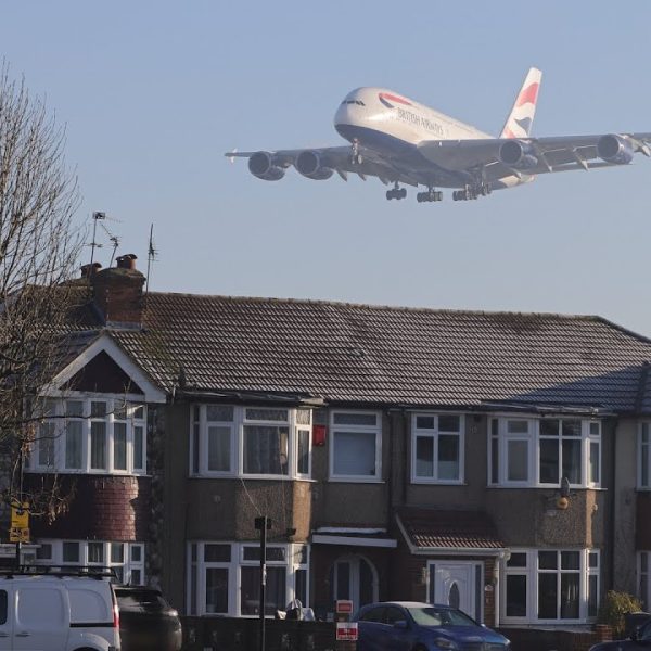 Un enorme A380 pasa a escasos metros de las viviendas para aterrizar en el Heathrow