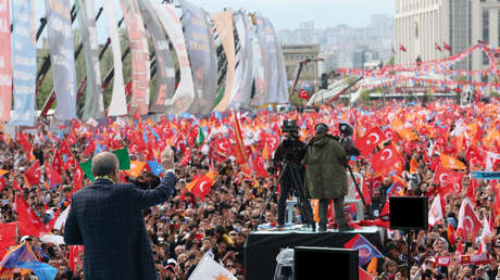 «sonamos-con-el-siglo-turco»:-erdogan-se-da-un-bano-de-multitudes-en-plena-campana