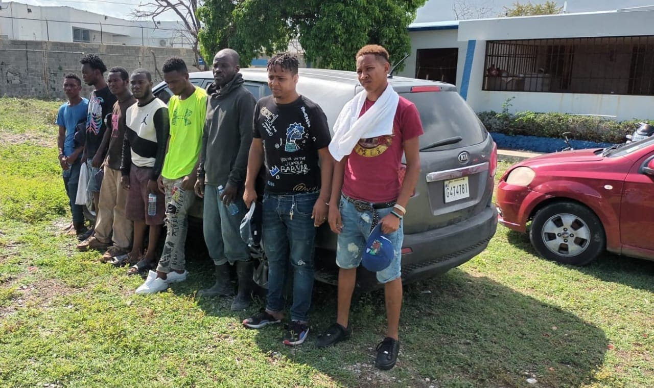 migracion-arresta-2-dominicanos-traficando-6-haitianos-ilegales