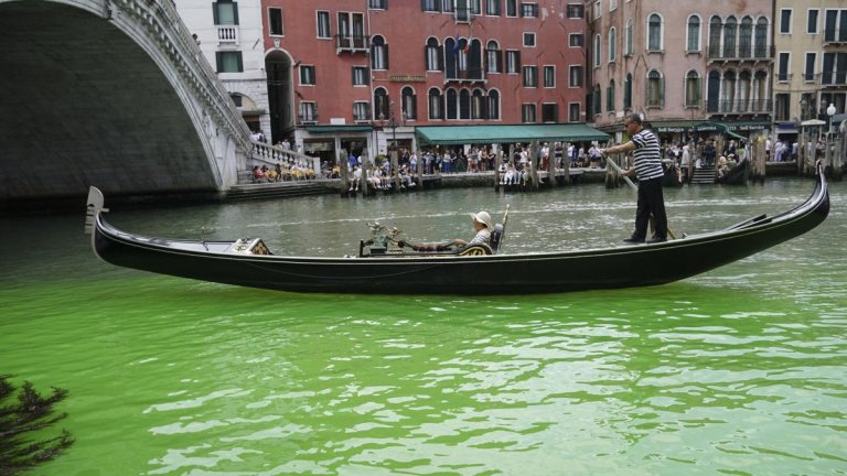 el-agua-del-gran-canal-de-venecia-se-tine-de-un-misterioso-verde-fluorescente