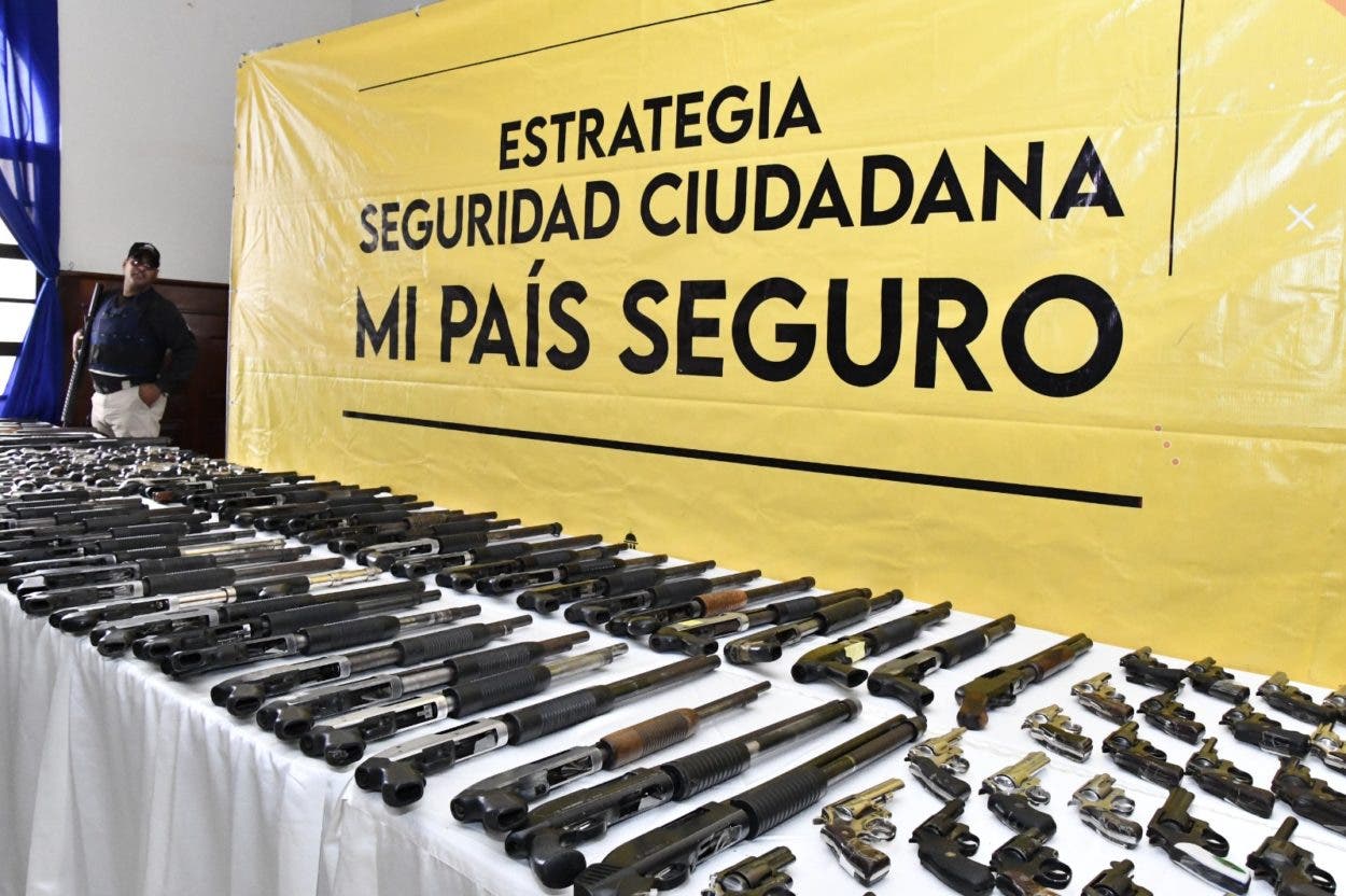 Ministro de Interior recibe del MP 719 armas decomisadas en la provincia Duarte